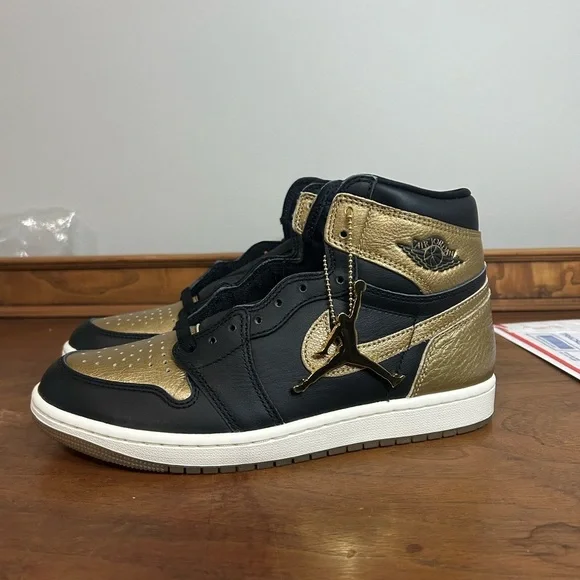 NIB Men’s Nike Air Jordan 1 High Black and Gold Sneakers, Size 8.5 - Picture 2 of 7